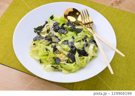チョレギサラダ、レタスと海苔とゴマとごま油を使った醤油ドレッシングのサラダ 129908199