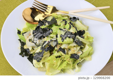 チョレギサラダ、レタスと海苔とゴマとごま油を使った醤油ドレッシングのサラダ 129908200