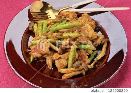 鶏もも肉のカレー粉炒め、チキンソテー、しめじ、アスパラガスのカレー風味。 鶏もも肉のカレー粉炒め、チキンソテー、しめじ、アスパラガスのカレー風味。 129908299