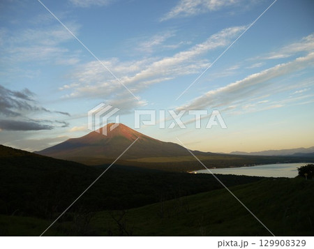 朝焼けが綺麗な夏の赤富士 朝焼けが綺麗な夏の赤富士 129908329
