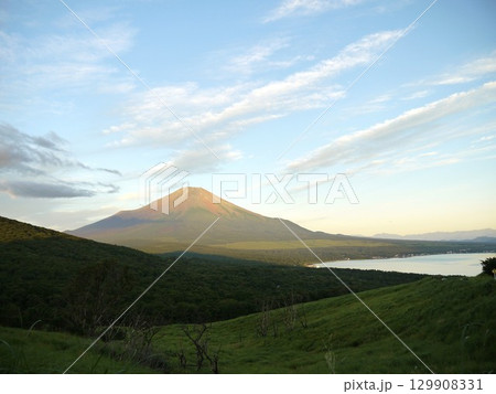 朝焼けが綺麗な夏の富士山 129908331