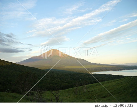 朝焼けが綺麗な夏の富士山 129908332