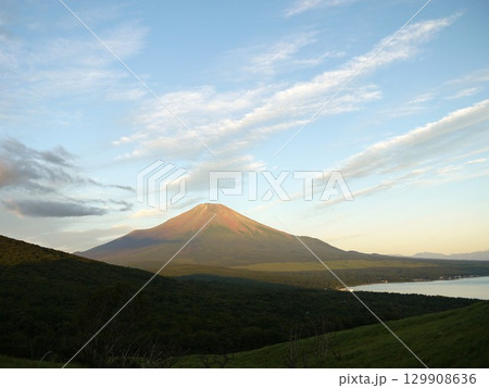 朝焼けが綺麗な夏の富士山 129908636