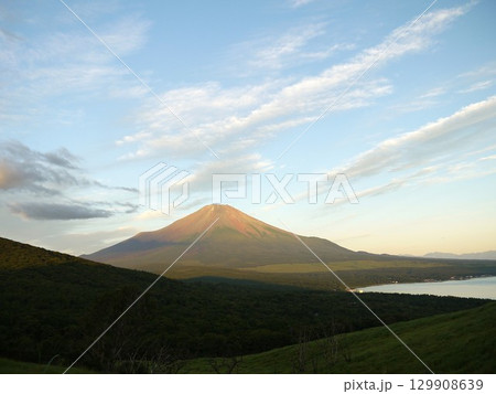 朝焼けが綺麗な夏の富士山 朝焼けが綺麗な夏の富士山 129908639