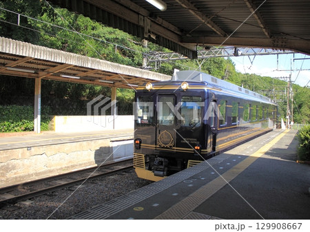奈良県を走る近鉄吉野線の無人駅大阿太駅（おおあだえき）に入線する観光特急『青の交響曲』 129908667