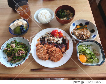 Japanese "Miso-katsu" set 名古屋名物の味噌カツ,ランチセット・定食セット Japanese "Miso-katsu" set 名古屋名物の味噌カツ,ランチセット・定食セット 129908725