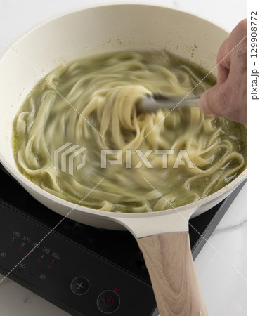 パスタを作る パスタを作る 129908772