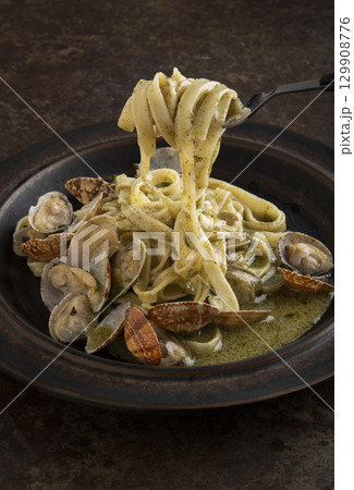 パスタを作る パスタを作る 129908776