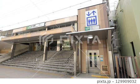 JR総武線(緩行線)の本八幡駅北口、エレベーターが設置 JR総武線(緩行線)の本八幡駅北口、エレベーターが設置 129909032