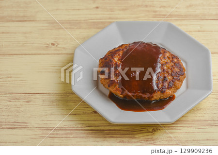 デミグラスソースハンバーグ 129909236