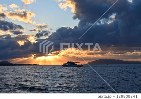 宍道湖に沈む夕日 129909241