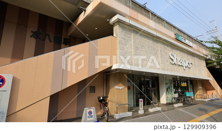 JR総武線(緩行線)の本八幡駅南口、エレベーターが設置 JR総武線(緩行線)の本八幡駅南口、エレベーターが設置 129909396