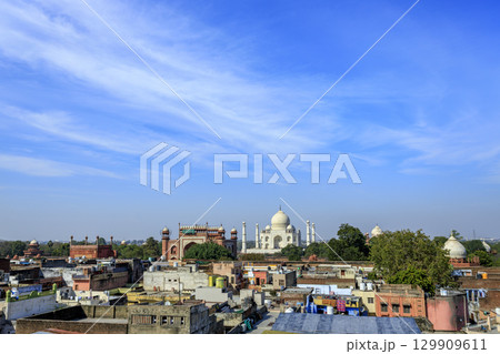 タージ・マハルと街並み 129909611