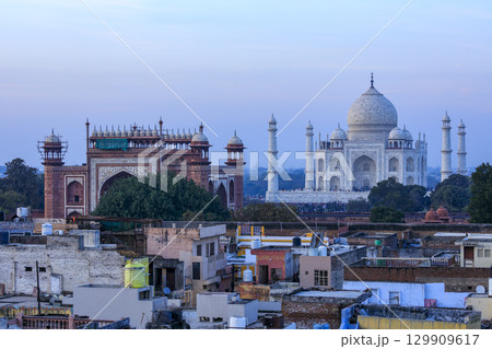 タージ・マハルと街並み 129909617