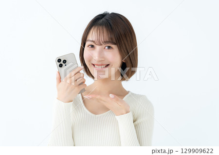 若い女性　カジュアル　スマホ　指差し 129909622