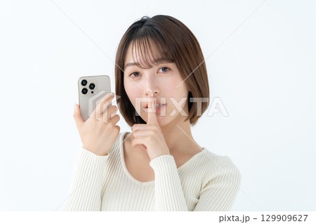 若い女性 カジュアル スマホ 内緒 若い女性 カジュアル スマホ 内緒 129909627