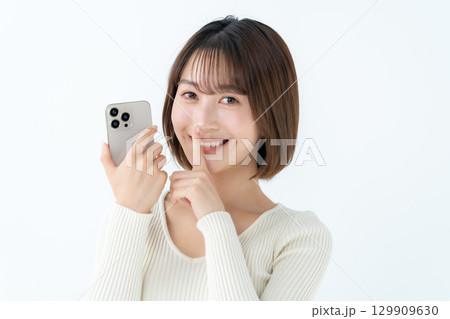 若い女性　カジュアル　スマホ　内緒 129909630