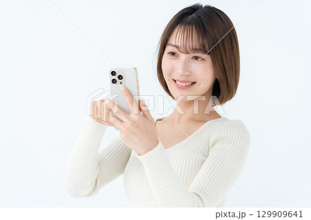 若い女性　カジュアル　スマホ　 129909641