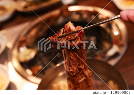 Korean noodle food. Bibim naengmyeon (cold buckwheat noodles) with Korean bbq meat 129909802