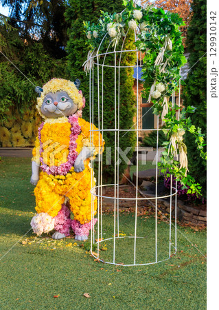 Cat made of chrysanthemums in a park at autumn 129910142