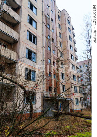 Old abandoned house in the ghost town Pripyat in Chernobyl Exclusion Zone, Ukraine 129910194