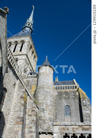 モン・サン・ミッシェル修道院の頂上に輝く、金色の守護神、大天使ミカエル モン・サン・ミッシェル修道院の頂上に輝く、金色の守護神、大天使ミカエル 129910289