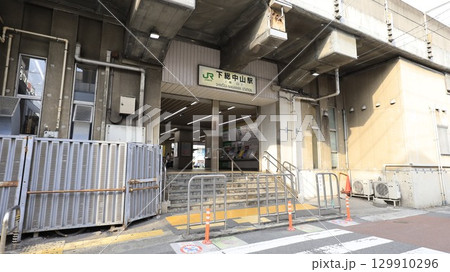 JR総武線（緩行線）の下総中山駅南口 129910296