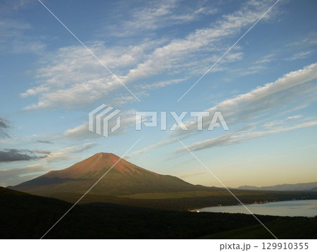 朝焼けが綺麗な夏の赤富士 129910355