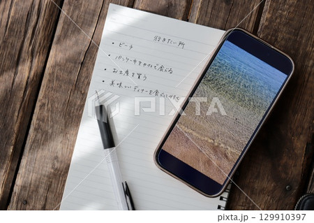 旅行の計画イメージ スマホとやりたい事をメモしたリングノート 旅行の計画イメージ スマホとやりたい事をメモしたリングノート 129910397