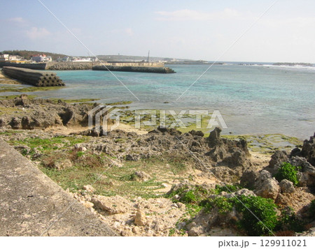 沖永良部島の海岸風景 – 岩場とエメラルドグリーンの海 沖永良部島の海岸風景 – 岩場とエメラルドグリーンの海 129911021