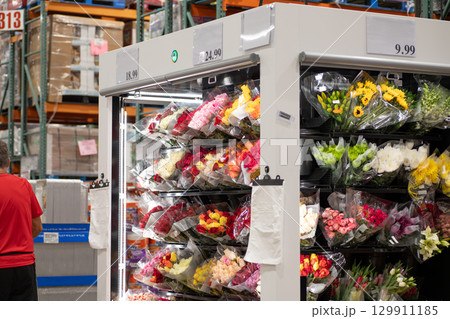 アメリカのスーパーの店内の花売場 アメリカのスーパーの店内の花売場 129911185