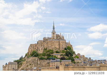 フランス・モンサンミッシェルの迫力ある近景 129911839