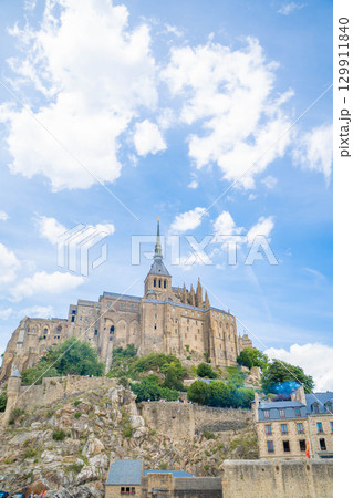 フランス・モンサンミッシェルの迫力ある近景 129911840