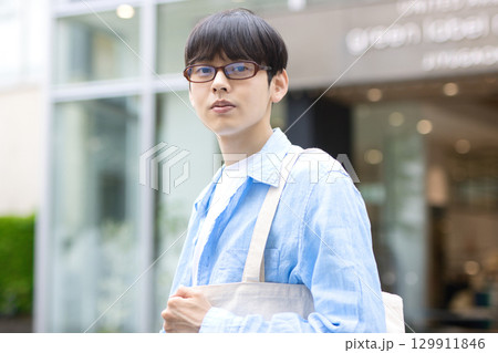 街中を歩く若い男性 129911846