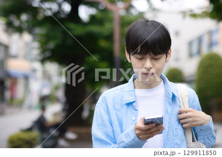街中を歩く若い男性 129911850
