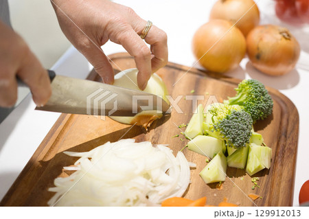 野菜を切るミドル女性の手元 野菜を切るミドル女性の手元 129912013