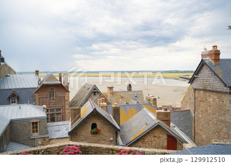 モンサンミッシェル島内から見た干潟と建物の風景 モンサンミッシェル島内から見た干潟と建物の風景 129912510