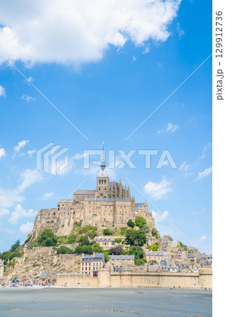 フランス・モンサンミッシェルの迫力ある近景 129912736