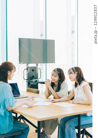 ミーティングをする女子大学生　　 129912837