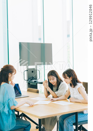 ミーティングをする女子大学生　　 129912846