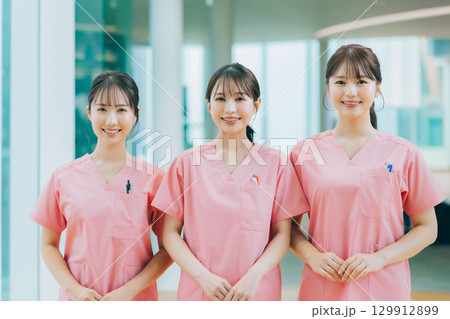 3人の女性看護師 129912899