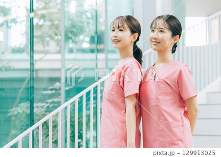 女性看護師 129913025