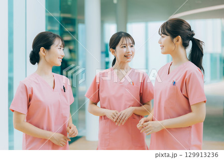 3人の女性看護師 129913236