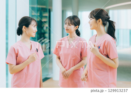 3人の女性看護師 129913237