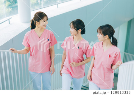3人の女性看護師・看護学生 3人の女性看護師・看護学生 129913333