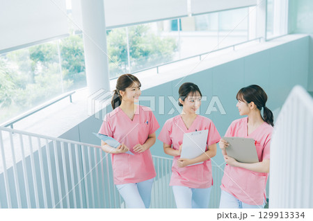 3人の女性看護師・看護学生 129913334