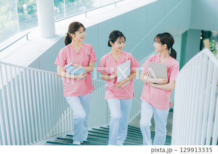 3人の女性看護師・看護学生 129913335