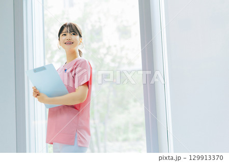 笑顔の女性看護師 129913370