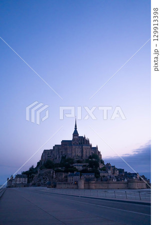 静寂に包まれたモンサンミッシェルの朝景 129913398
