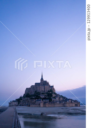 静寂に包まれたモンサンミッシェルの朝景 129913400